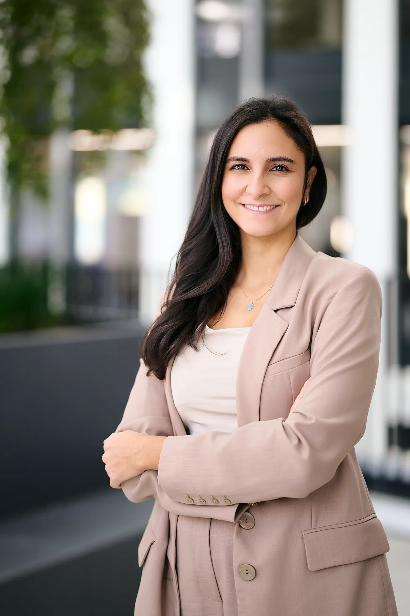 Halbkörperportrait einer Juristin im Business-Outfit vor einer Bürofassade in Köln