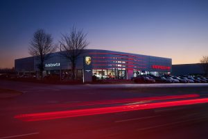 Außenaufnahme des Porsche Zentrum Soest bei Nacht mit Lichtspuren, Unternehmensfotografie