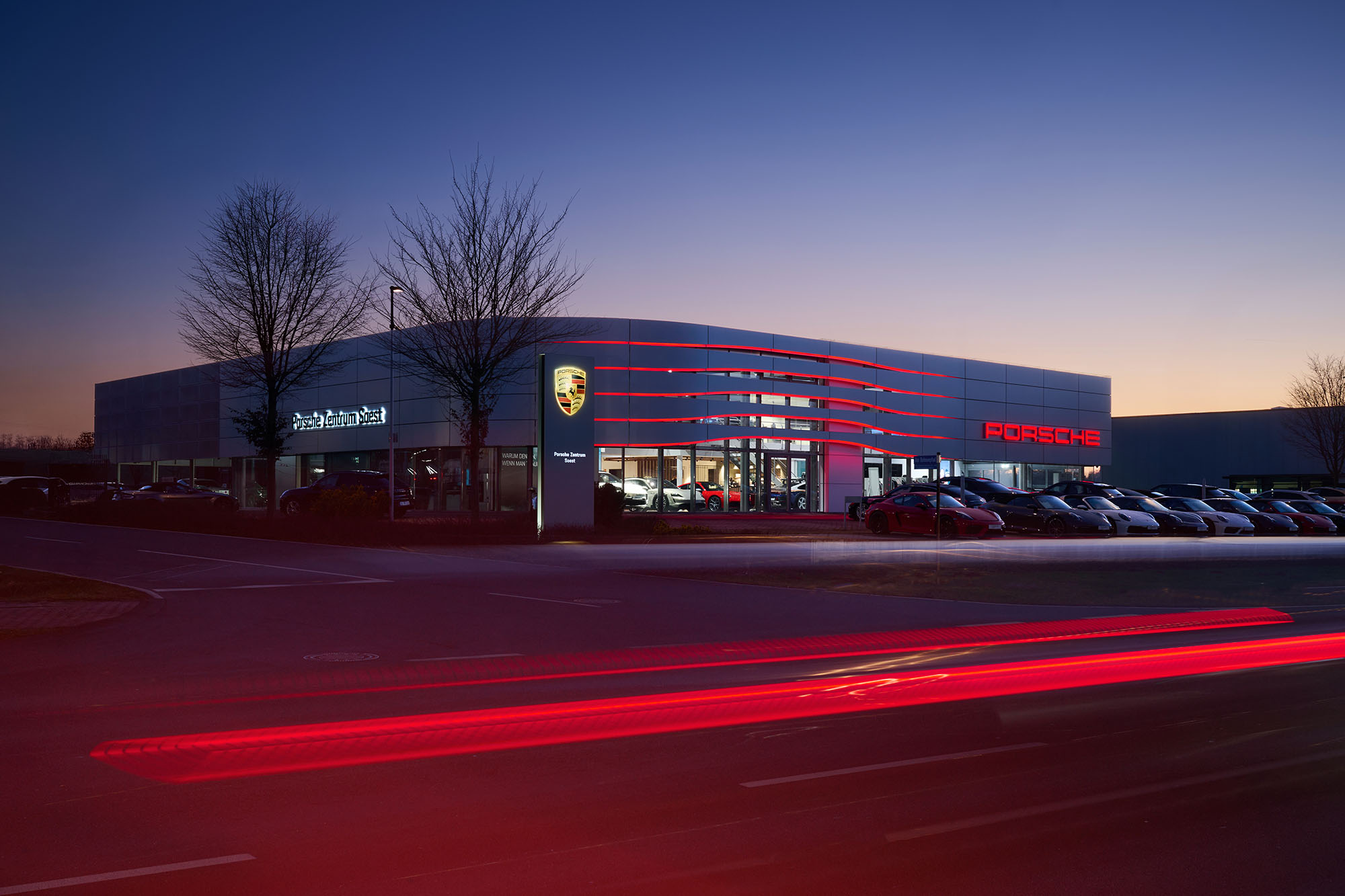 Außenaufnahme des Porsche Zentrum Soest bei Nacht mit Lichtspuren, Unternehmensfotografie