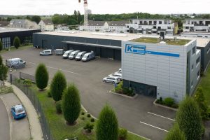Luftaufnahme des Firmengeländes der Kerpsche Service GmbH in Köln-Hürth mit Fahrzeugflotte