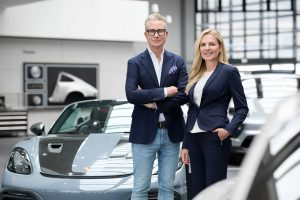 Businessfoto eines Mannes und einer Frau im Porsche Autohaus