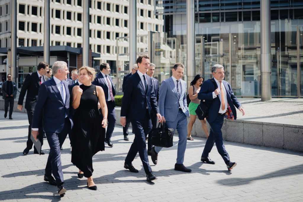 Ministerpräsident Hendrik Wüst und die Vorstände mehrerer DAX-Unternehmen laufen in Brüssel zur EU-Kommission.
