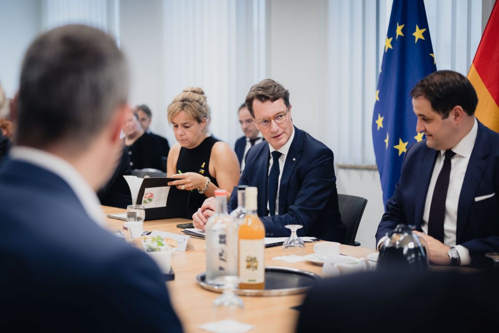 NRW-Ministerpräsident Hendrik Wüst spricht an einem Konferenztisch