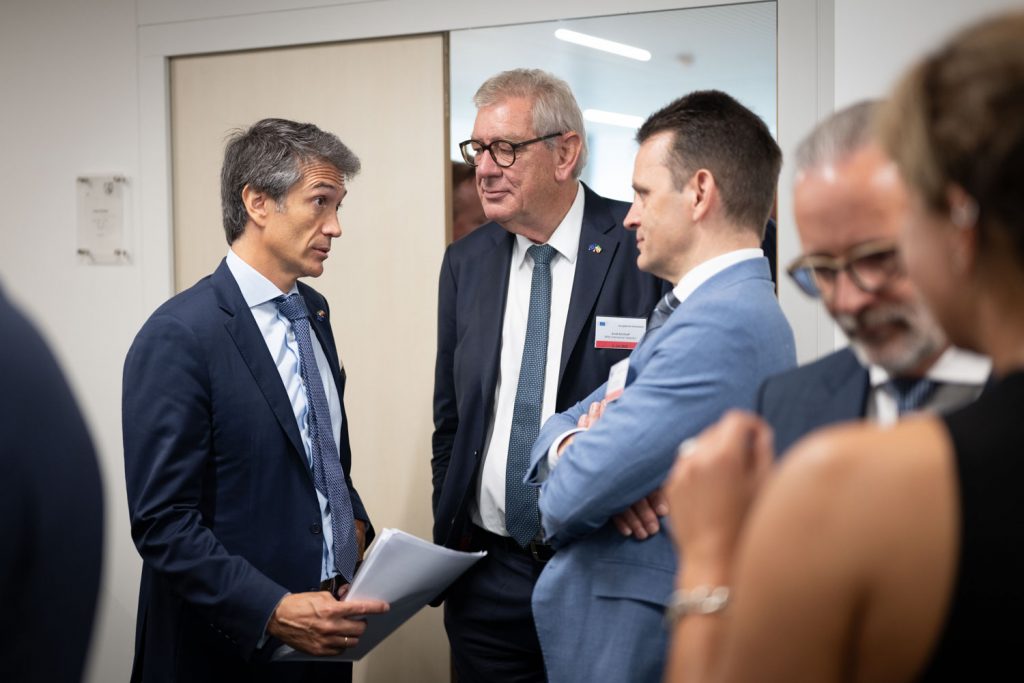 Arbeitgeberpräsident Arndt Kirchhoff im Gespräch mit Unternehmern