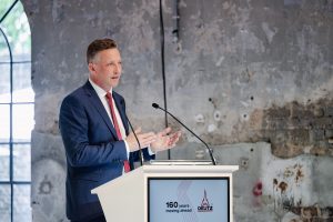 Sebastian Schulte, CEO der Deutz AG, spricht am Rednerpult beim Deutz Jubiläumsevent in Köln