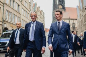 Bundeskanzler Friedrich Merz und NRW-Ministerpräsident Hendrik Wüst laufen gemeinsam durch die historische Altstadt von Münster