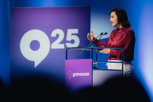 Digitalministerin Dorothee Bär spricht am Rednerpult bei der Gamescom in Köln