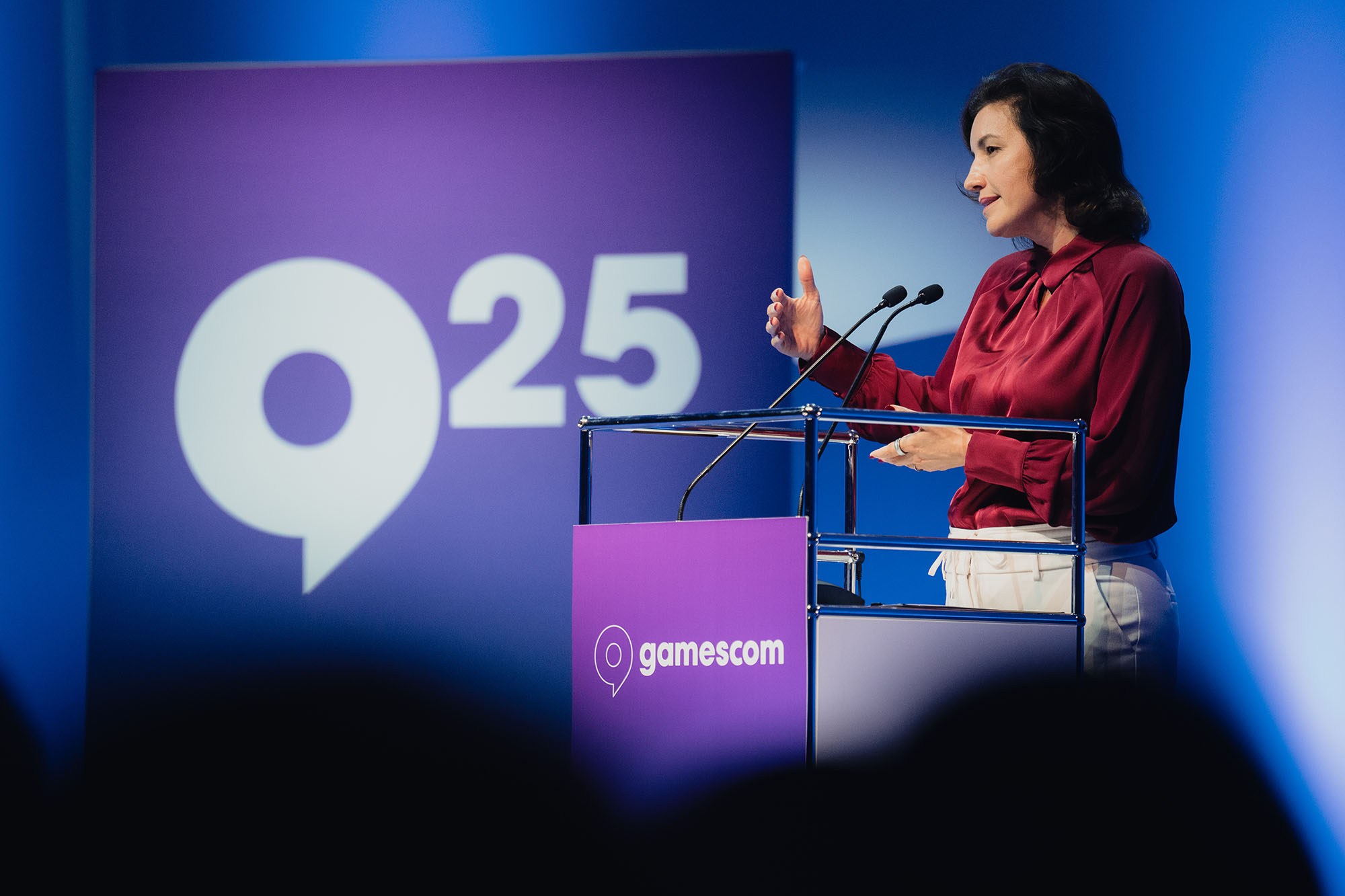 Digitalministerin Dorothee Bär spricht am Rednerpult bei der Gamescom in Köln