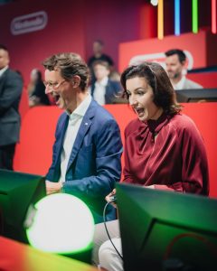 Hendrik Wüst und Dorothee Bär spielen begeistert am Nintendo-Stand auf der Gamescom in Köln
