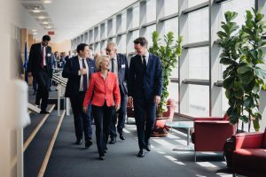 EU-Komissionspräsidentin Ursula von der Leyen und NRW-Ministerpräsident Hendrik Wüst laufen gemeinsam durch einen Konferenzflur bei einer politischen Veranstaltung