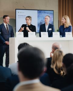 Mona Neubaur bei einer Podiumsdiskussion zum Thema digitale Transformation bei einer Microsoft-Veranstaltung in NRW